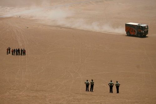 Český pilot Robert Randýsek se spolujezdci Petrem Zábranským a Vladimírem Nemajerem projíždí s Manem desátou etapu Dakar Rally. | Foto: Václav Rojík