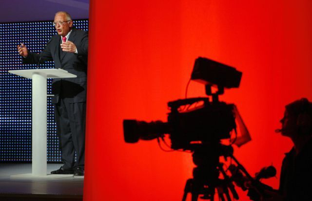 Günther Verheugen na tiskové konferenci v Lublani. | Foto: Reuters