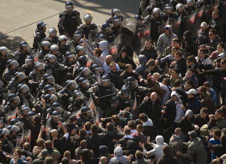 Policejní snaha potlačit radikální protest proti právům homosexuálů v ulicích Bělehradu brzy vyústila doslova v boj muže proti muži | Foto: Zahraničí