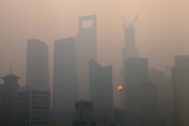 Mezi země, jejichž města jsou smogem postiženy nejvíce, patří především Čína. Šanghaj, Čína | Foto: ČTK