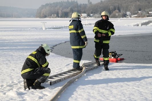 Hasiči museli natáhnout vodu z nedalekého rybníka pomocí dvou čerpadel plovoucích po vodní hladině. | Foto: HZS Královehradeckého kraje