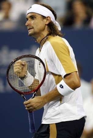 David Ferrer se povzbuzuje vítězným gestem ve čtvrtfinále US Open proti Rafaelu Nadalovi. | Foto: Reuters