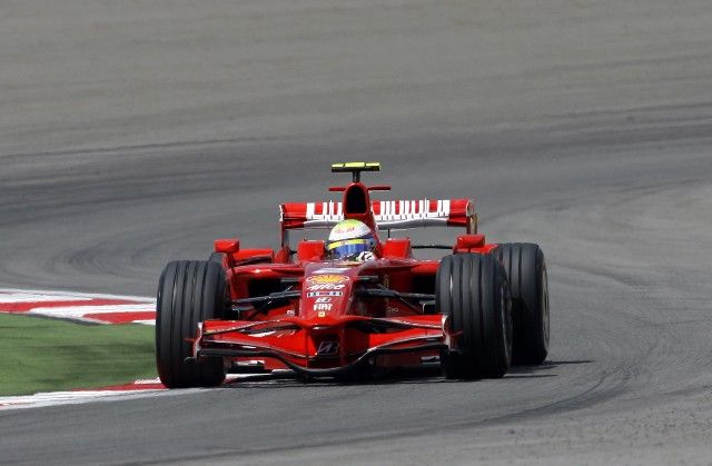 Felipe Massa s Ferrari si jede pro třetí kvalifikační vítězství ve Velké ceně Turecka v řadě. | Foto: Reuters