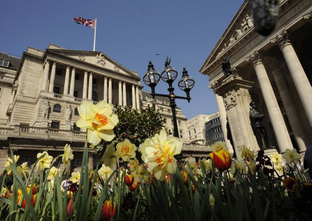 Sídlo Bank of England v londýnské City. | Foto: Reuters