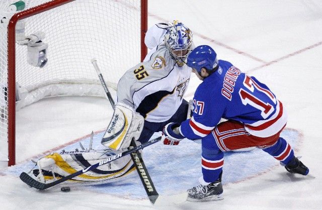 Gólman Nashvillu Pekka Rinne zasahuje proti Brandonu Dubinskému v zápase nadějí NHL v rámci All Stars víkendu. | Foto: Reuters