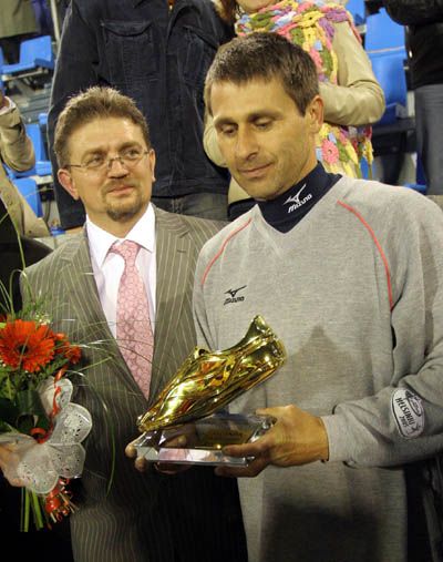 Pořadatelé mítinku předali Janu Železnému skutečnou zlatou tretru. Kvůli slavnostnímu ceremoniálu museli Železného odvést od diváckých tribun. | Foto: Ondřej Besperát, Aktuálně.cz