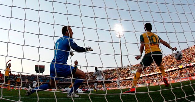 ...ten vystřelil na branku a míči v cestě do branky zabránil Harry Kewell rukou. | Foto: Reuters