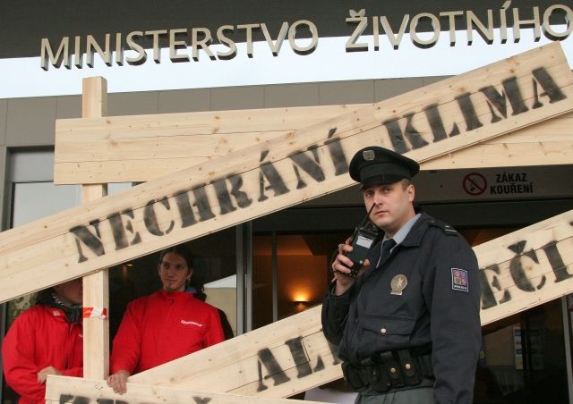 Protest aktivistů Greenpeace před ministerstvem životního prostředí. Důvodem byly emisní povolenky pro české podniky. | Foto: Greenpeace