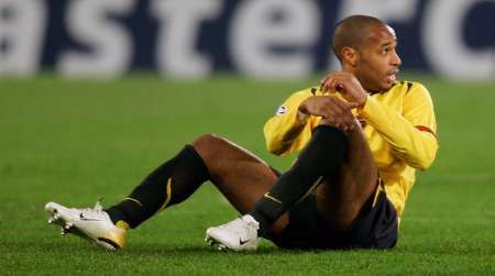 Útočník Arsenalu Londýn Thierry Henry sedí na trávníku během utkání s Juventusem. | Foto: Reuters