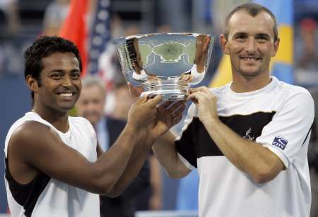 Indický tenista Leander Paes (vlevo) a Čech Martin Damm se radují s trofejí pro vítěze čtyřhry na US Open. | Foto: Reuters