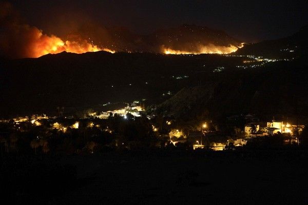 Vesnice Tunte na ostrově Gran Canaria. Oheň se šíří kvůli vysokým teplotám a silnému větru. | Foto: Reuters