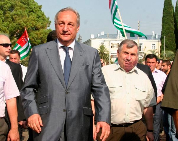 Sergej Bagapš, prezident Abcházie, během oslav ve městě Suchumi | Foto: Reuters