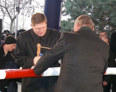 Slovensko vstoupilo do Schengenu symbolickým přeříznutím hraniční závory. Na jednom konci pily premiér Robert Fico, na straně druhé jeho rakouský protějšek Alfred Gusenbauer. | Foto: Pavol Urbi, Aktuálne.sk