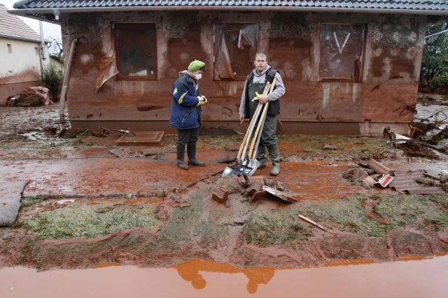 ,,Když jsem zaslechla silný proud, rychle jsem vyskočila z okna a běžela někam výš. Víc jsem nestihla," vypověděla jedna z obyvatelek vesnice Devecsér. | Foto: Reuters