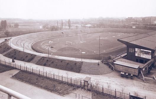 Kromě staré dřevěné tribuny byla všechna místa ke stání a stadion moc pohodlí nenabízel. Premiéra nového stadionu měla navíc hořkou příchuť, protože Slavia tehdy musela hrát pod názvem Dynamo a nesměla také hrát ve svých tradičních červenobílých dresech. | Foto: Archiv Stadionu Eden