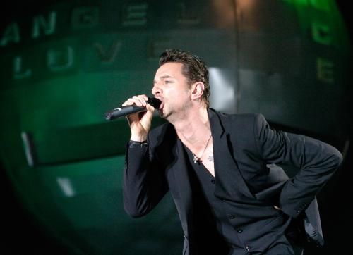 Na úvod nastoupil Dave Gahan tradičně - celý v černém. | Foto: ČTK