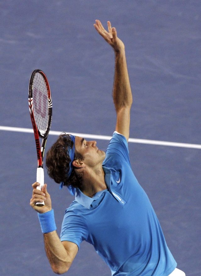 Servírující Roger Federer. | Foto: Reuters