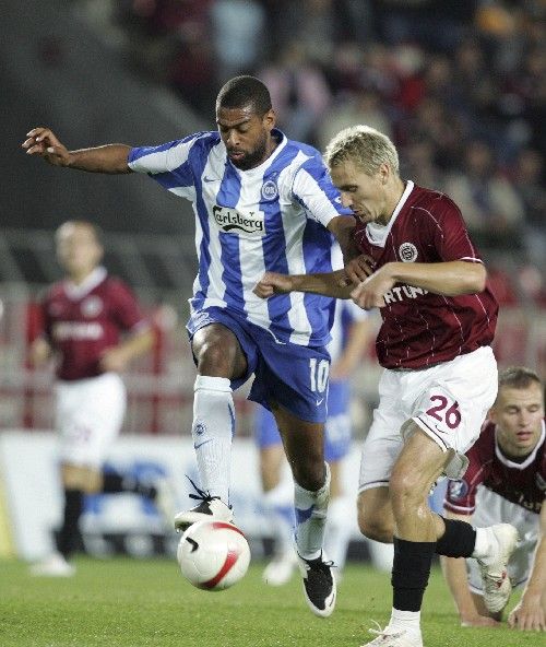 Sparťan Martin Abraham (vpravo) v souboji s Davidem Nielsenem z Odense. | Foto: Reuters