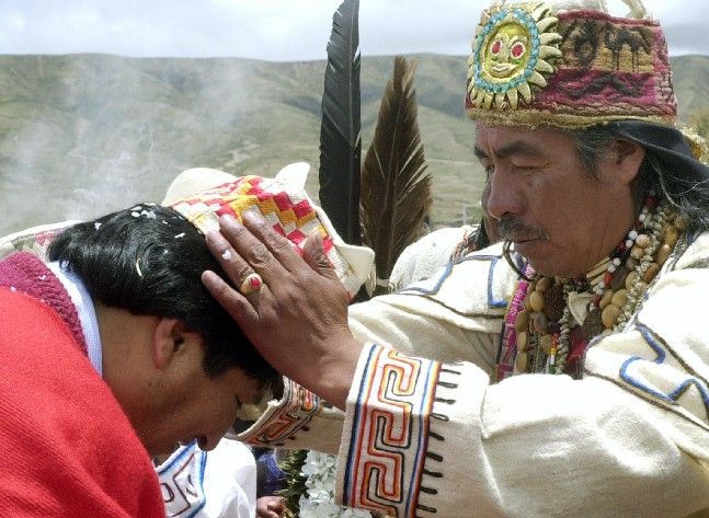 Ajmarský kněz žehná novému bolívijskému prezidentovi Evo Moralesovi během obřadu ve starém archeologickém nalezišti Tiwanaku, nedaleko jezera Titicaca, asi 60 km západně od hlavního města La Paz. Chudí i bohatí Bolívijci vidí v novém vůdci i novou éru své chudé země, která by měla přinést mír a prosperitu. | Foto: Reuters