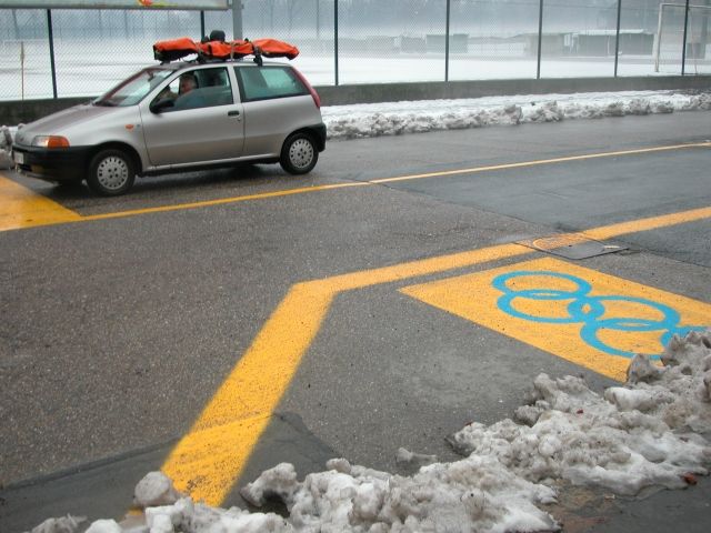 Na silnicích v okolí Turína jsou již vyznačené speciální pruhy pro olympijskou dopravu. Ale zdaleka ne všude. | Foto: Adam Junek