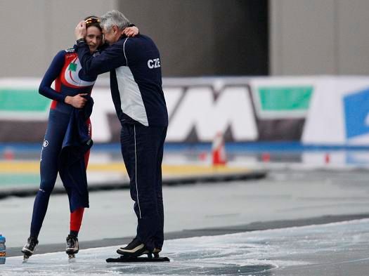 Martina Sáblíková a vpravo radující se kouč Petr Novák ještě jednou | Foto: Reuters