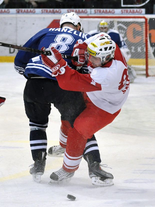 Jiří Hanzlík (vlevo) zastavuje Jakuba Sklenáře | Foto: hc-slavia.cz