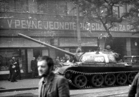 Sovětský tank u pražského rozhlasu v srpnu 1968 | Foto: Ústav pro soudobé dějiny