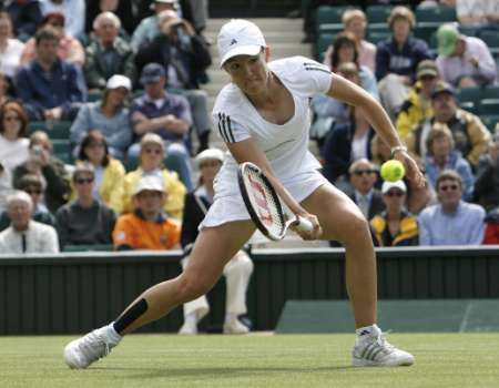 Justine Heninová v zápase 2. kola Wimbledonu proti Duševinové | Foto: Reuters