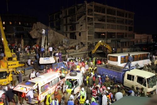 Záchranné práce v keňském hlavním městě Nairobi pokračovaly i v noci. | Foto: Reuters/ Thomas Mukoya