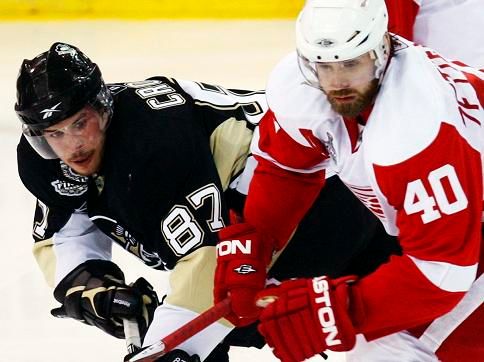 Crosby bojuje o puk | Foto: Reuters