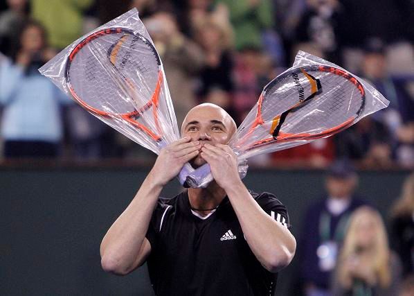 Agassi se dvěma raketami | Foto: Reuters