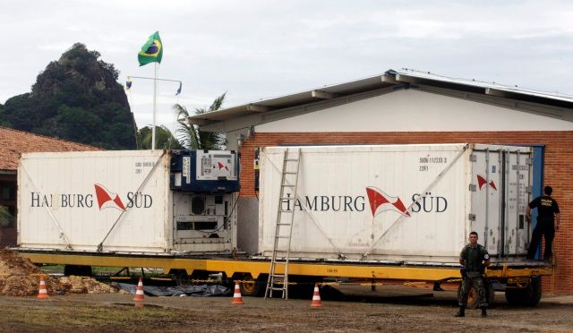 Mrazící boxy připravené pro těla obětí letu AF 447. | Foto: Reuters