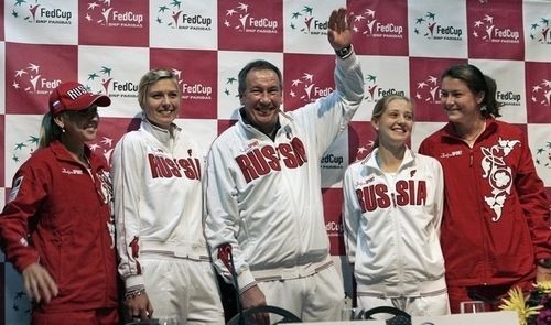 Ruský fedcupový tým před utkáním v Izraeli ve složení: (zleva)Jelena Vesninová, Maria Šarapovová,kaptán Šamil Tarpiščev, Anna Čekvetadzeová a Dinara Safinová. | Foto: Reuters