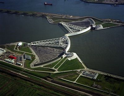 Bariéra Maeslant u Rotterdamu byla dokončena v roce 1997. Poprvé se zavřela letos v říjnu. | Foto: Wikipedia Commons