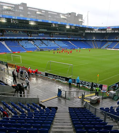 Před prázdnými tribunami a v dešti se hráči rozcvičili před sobotním zápasem. | Foto: Tomáš Adamec, Aktuálně.cz