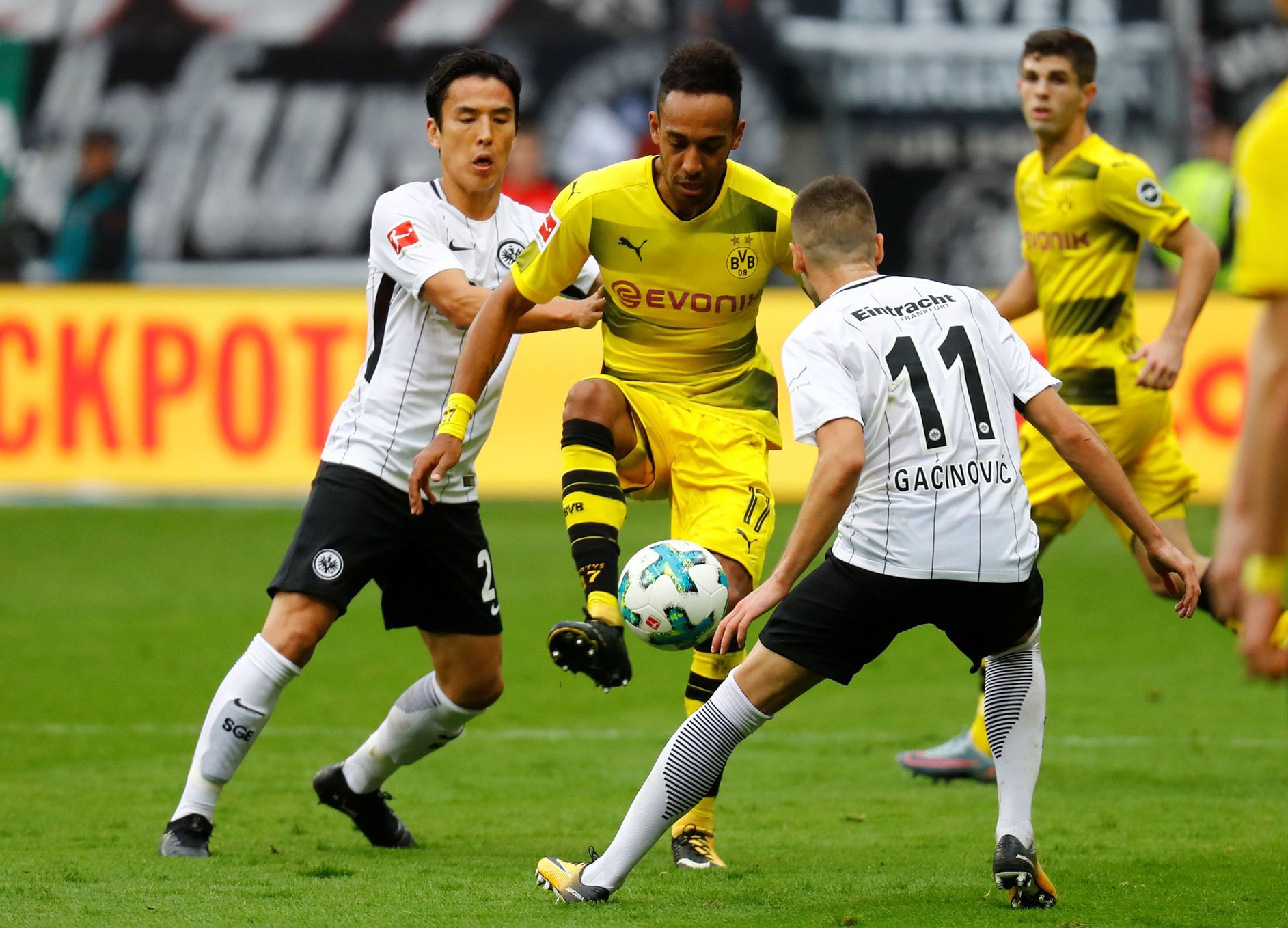 Dortmund ztratil ve Frankfurtu náskok dvou branek, ale zůstal o skóre před Bayernem