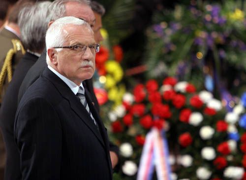 Prezident Václav Klaus byl prvním řečníkem smutečního obřadu. Ve své řeči připomněl své nedávné setkání s generálem na Pražském hradě, při kterém mu Peřina řekl, že poprvé byl prezidentem republiky na Hradě přijat již v roce 1934. | Foto: Ondřej Besperát, Aktuálně.cz