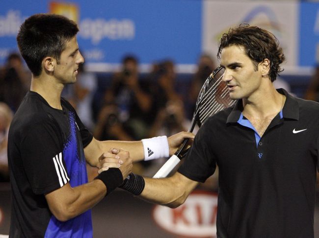 Federer a Djokovič si po zápase podávají ruce. Melbourne, Austrálie | Foto: Reuters