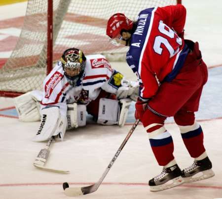 Ruský hokejista Alexander Nikulin ohrožuje českého gólmana Romana Málka během zápasu Euro Hockey Tour v Liberci. | Foto: Reuters