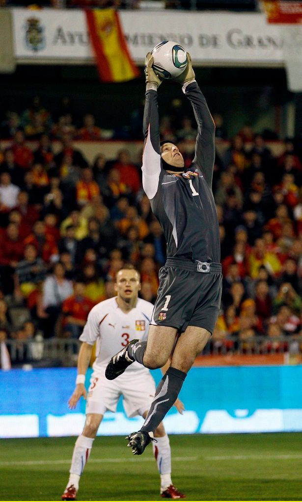 Petr Čech předvedl několik důležitých zákroků. | Foto: Reuters