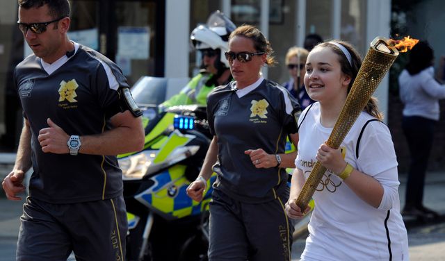 Čtrnáctiletá česká dívka Kateřina Pikhartová s olympijským ohněm | Foto: ČTK