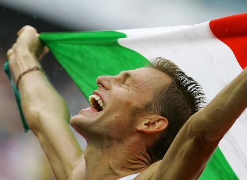 Italský maratonec Stefano Baldini se raduje ze svého triumfu na ME v Göteborgu. | Foto: ČTK/AP