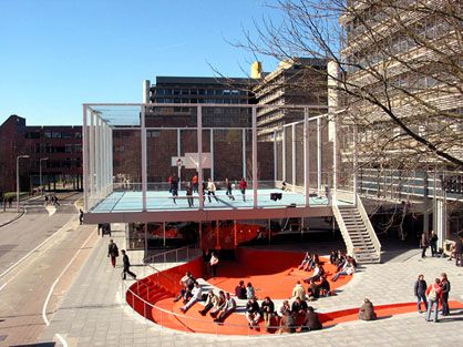 NL Architects/ Basket Bar, Utrecht  Z náměstí zajišťuje vstup do zahloubené kavárny tzv. "oranžový bazén" (jsme v Holandsku…). Tento osvěžující amfiteatrální prvek nabízí trávení občerstvovacího času studentů v exteriéru, vybízí akademiky ke skate-eskapádám. | Foto: Archív Galerie Jaroslava Fragnera