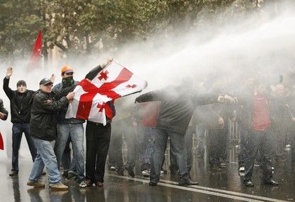 Protestující obviňují vládu prezidenta Michaila Saakašviliho ze špatného hospodaření, korupce a neschopnosti vypořádat se s chudobou v zemi. | Foto: Reuters