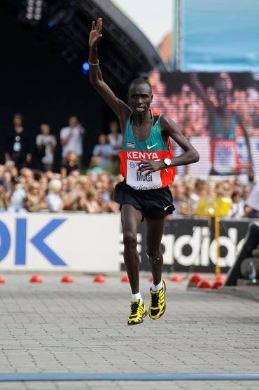 Emmanuel Kipchirchir Mutai dobíhá maraton jako druhý | Foto: Reuters