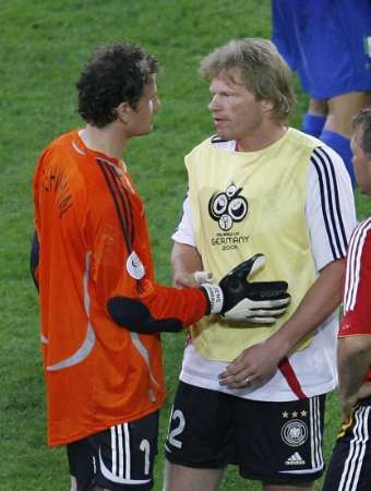 Oba reprezentační gólmani Německa - Jens Lehmann (vlevo) a Oliver Kahn po prohraném semifinále MS proti Argentině. | Foto: Reuters