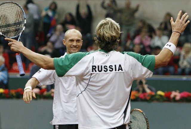 Ruští tenisté Nikolaj Davyděnko (vzadu) a Igor Andrejev se radují z výhry nad českým párem Štěpánek, Vízner. | Foto: Reuters