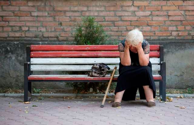 Osmašedesátiletá Naza pláče před svým domem, který byl zničen během bojů | Foto: Reuters