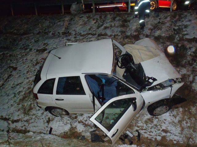 Úterní nehoda v Třemošné na Plzeňsku. Při havárii se zranili tři osoby, jednu museli hasiči vyprošťovat. | Foto: HZS Plzeňského kraje