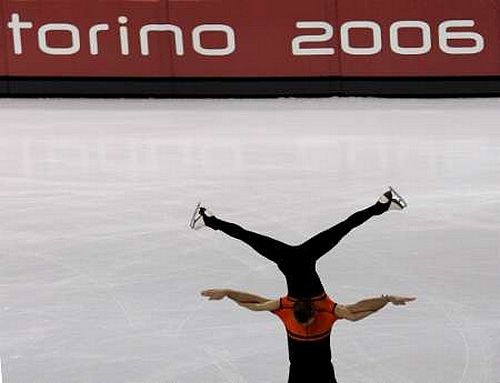 Polský sportovní pár Mariusz Siudek (dole) - Dorota Zagorska se v turínské hale Palavela připravují na olympijský start. | Foto: Reuters